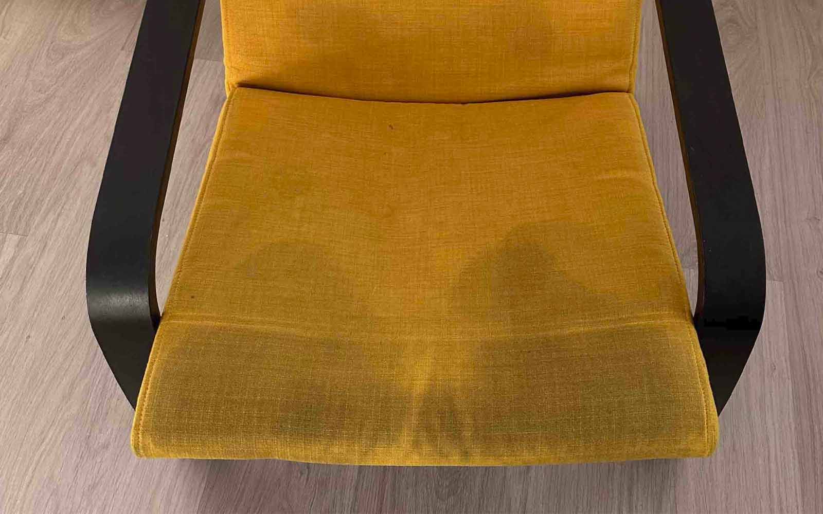 Antes - Silla tapizada con suciedad